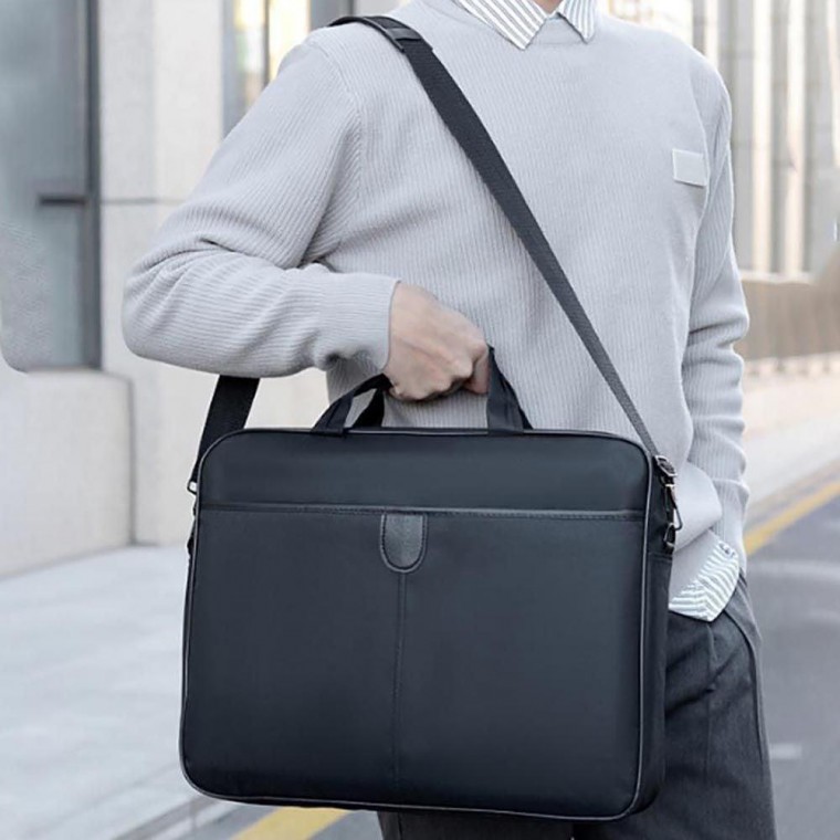 직장인 남성 출퇴근 출장 미팅 서류 노트북 태블릿 가방 남자 출근 정장 신입 사원
